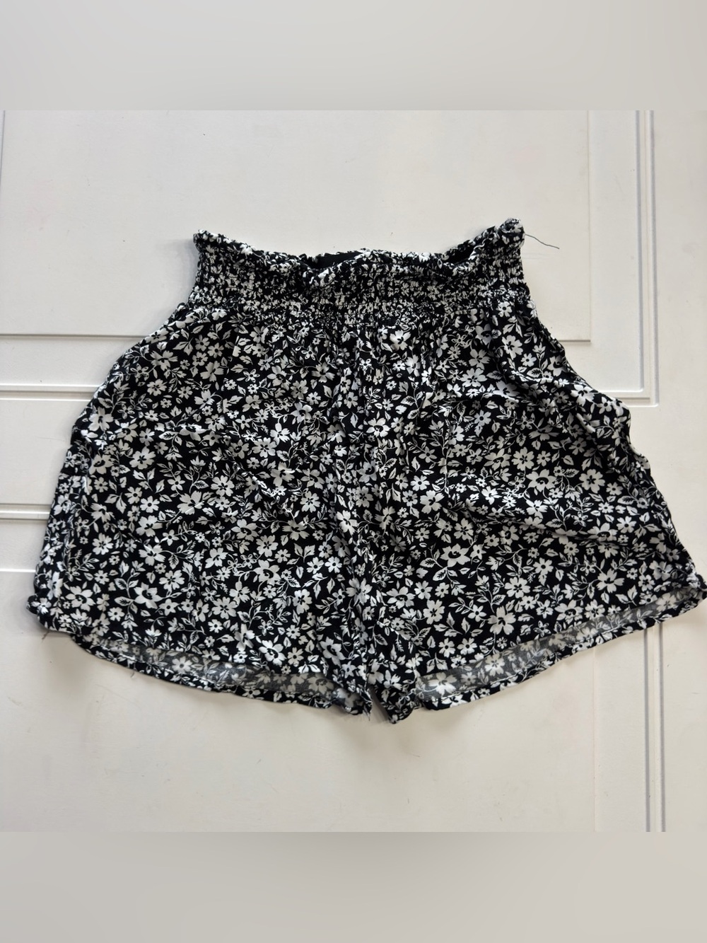 Ambience Apparel Women’s Sz M (Runs Small, Stretchy) Black White Floral Shorts